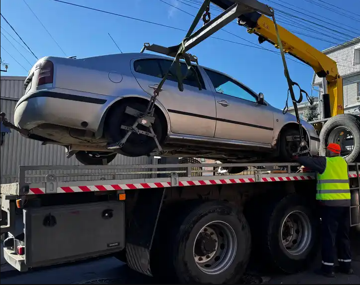 Towing service Sandy Bay truck recovering a vehicle near